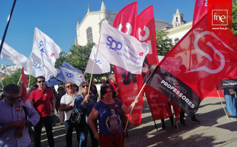 Professores concentrados em Évora prometem não cruzar os braços e continuar luta (LUSA)