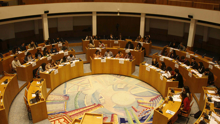Parlamento dos Açores chumba proposta para concurso anual de professores