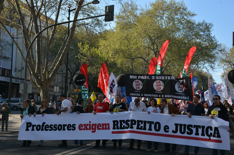 Milhares de professores na rua em protesto, a exigir o cumprimento da lei