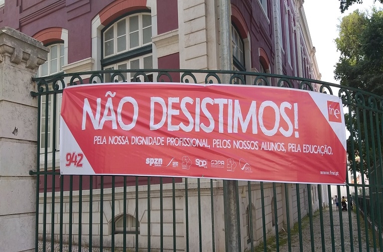 Campanha de afirmação da exigência do reconhecimento do trabalho dos docentes portugueses lançada esta manhã em escolas de todo o país