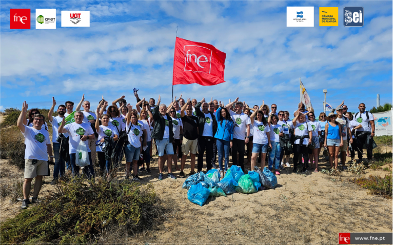 FNE/AFIET em ação de limpeza de praia na Costa de Caparica