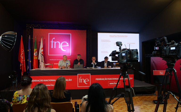 LUSA - FNE defende criação de Cartão de Professor e mais reduções fiscais